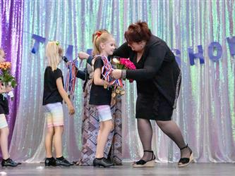 performers receiving award